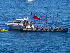 S.D.R. Astillero, ganador de la regata, recibe la bandera